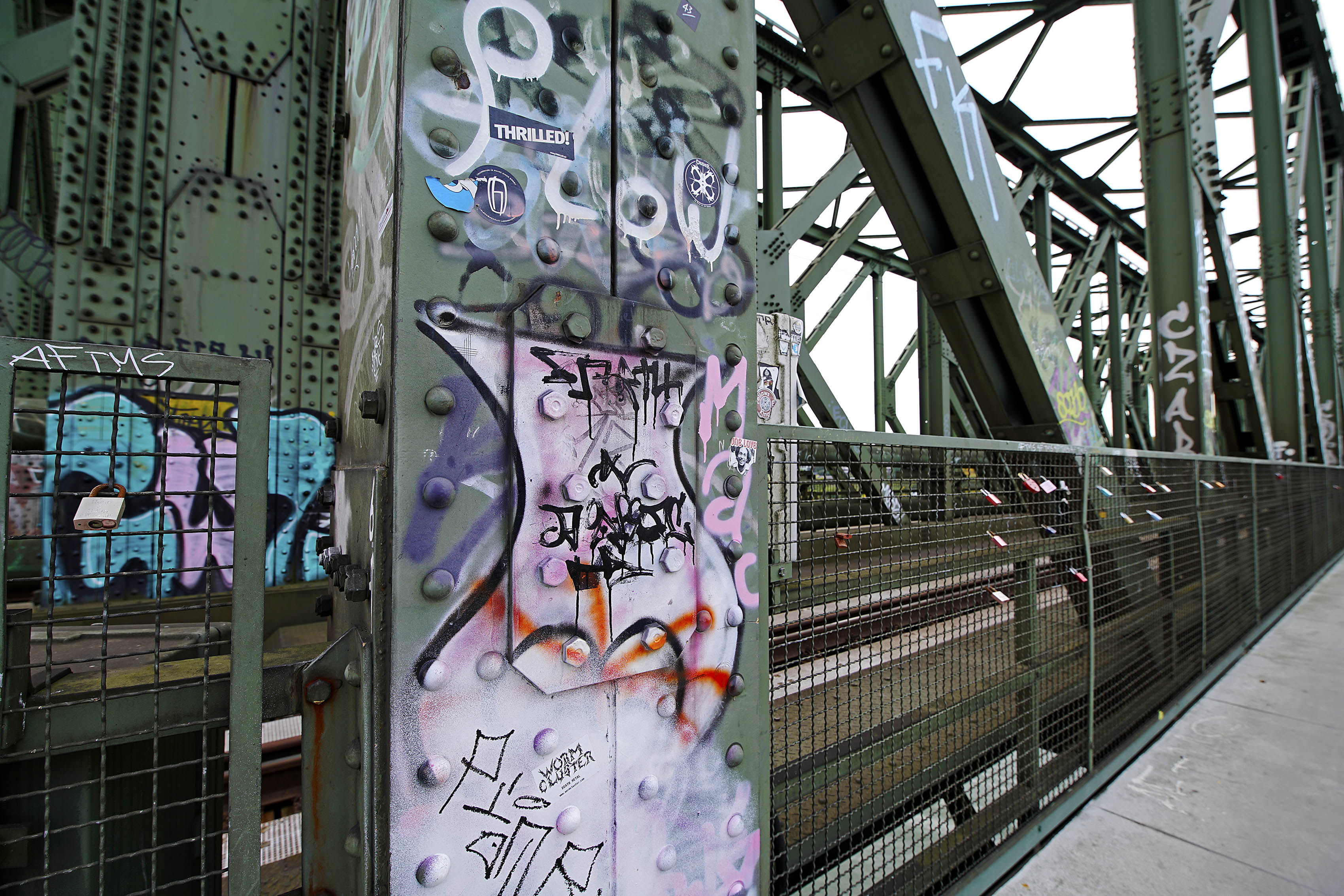 Vorschau von Brueckengraffiti Rhein